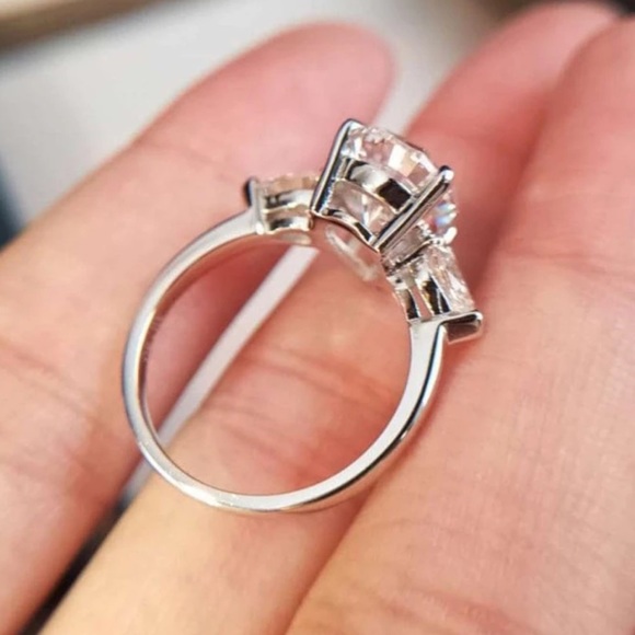 Glamorous Rhinestone Pear cut, Water drop Sparkle Bling Silver tone Ring Size 7 - Picture 3 of 6